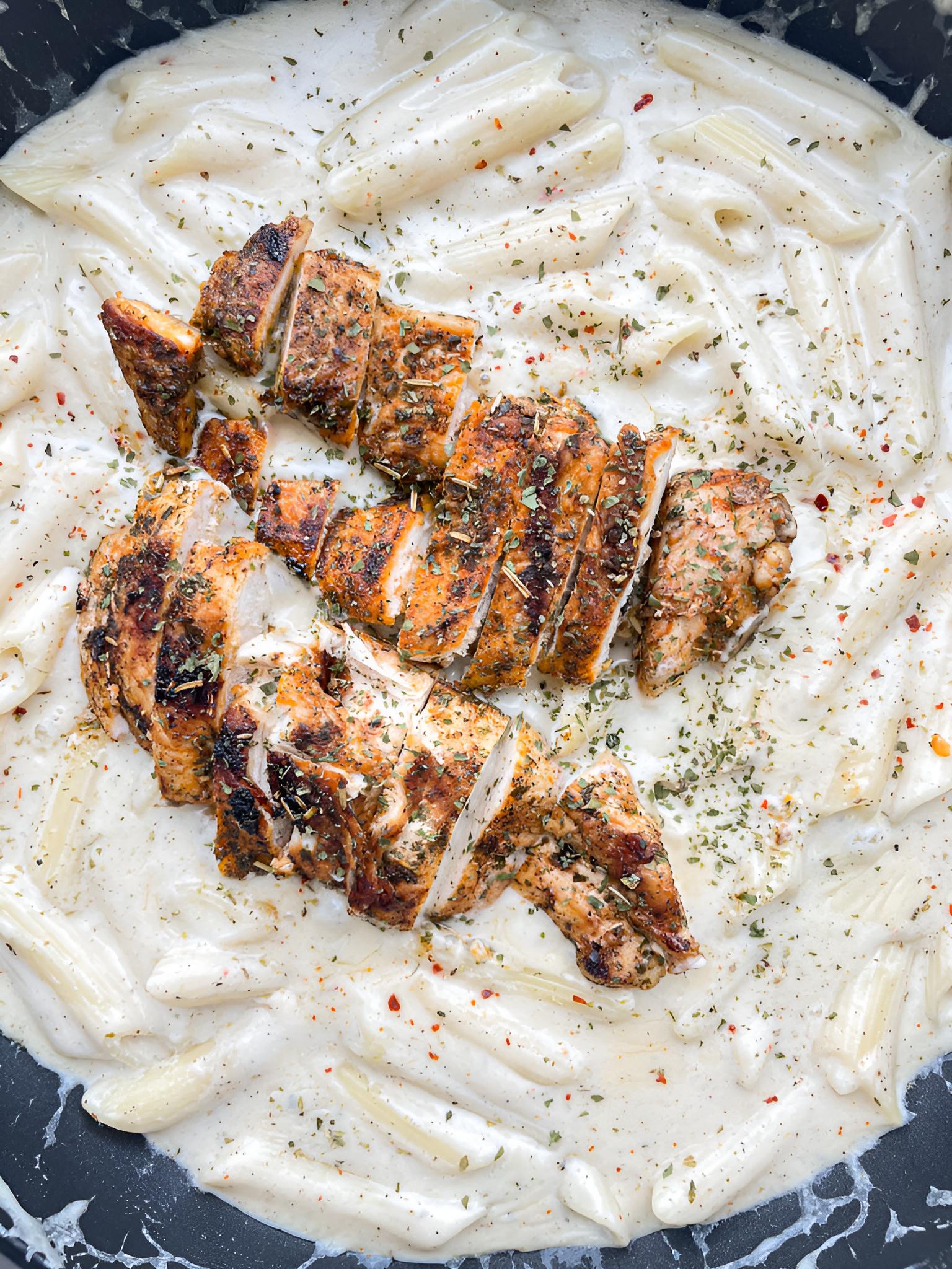 CHICKEN ALFREDO PASTA