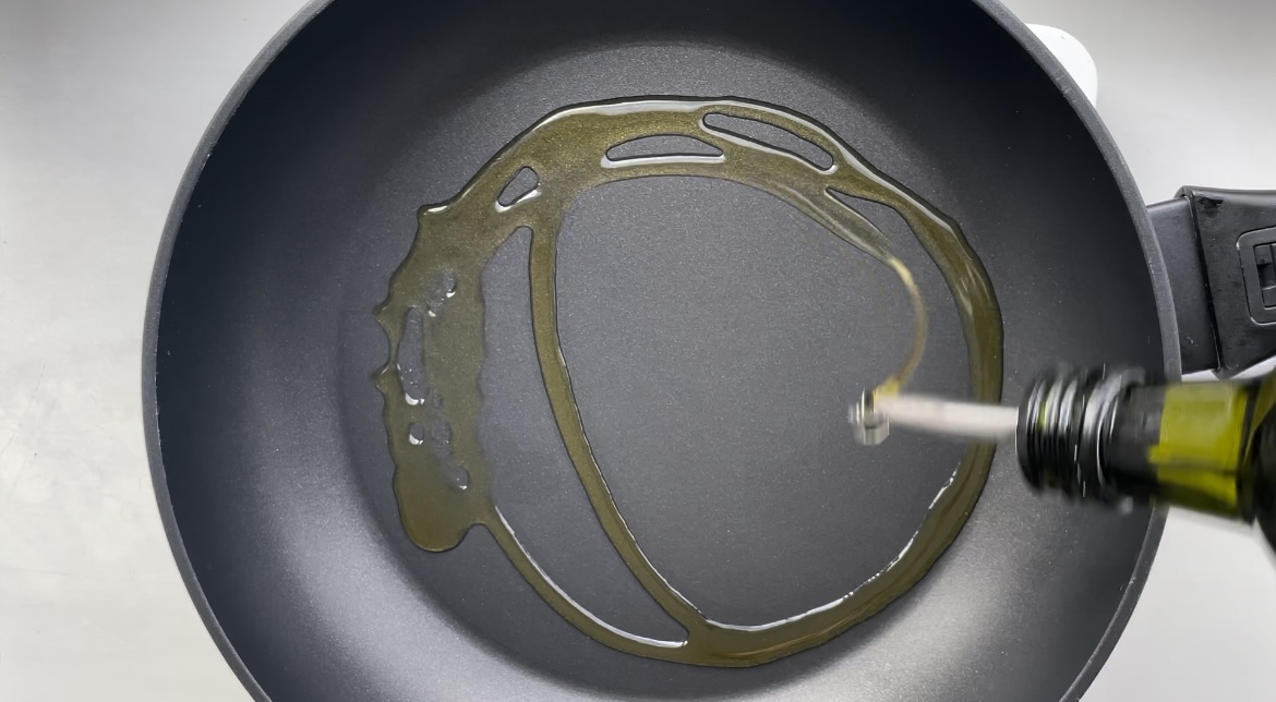 Oiling the pan for the preparation of the Sause for Gigi Hadid Pasta